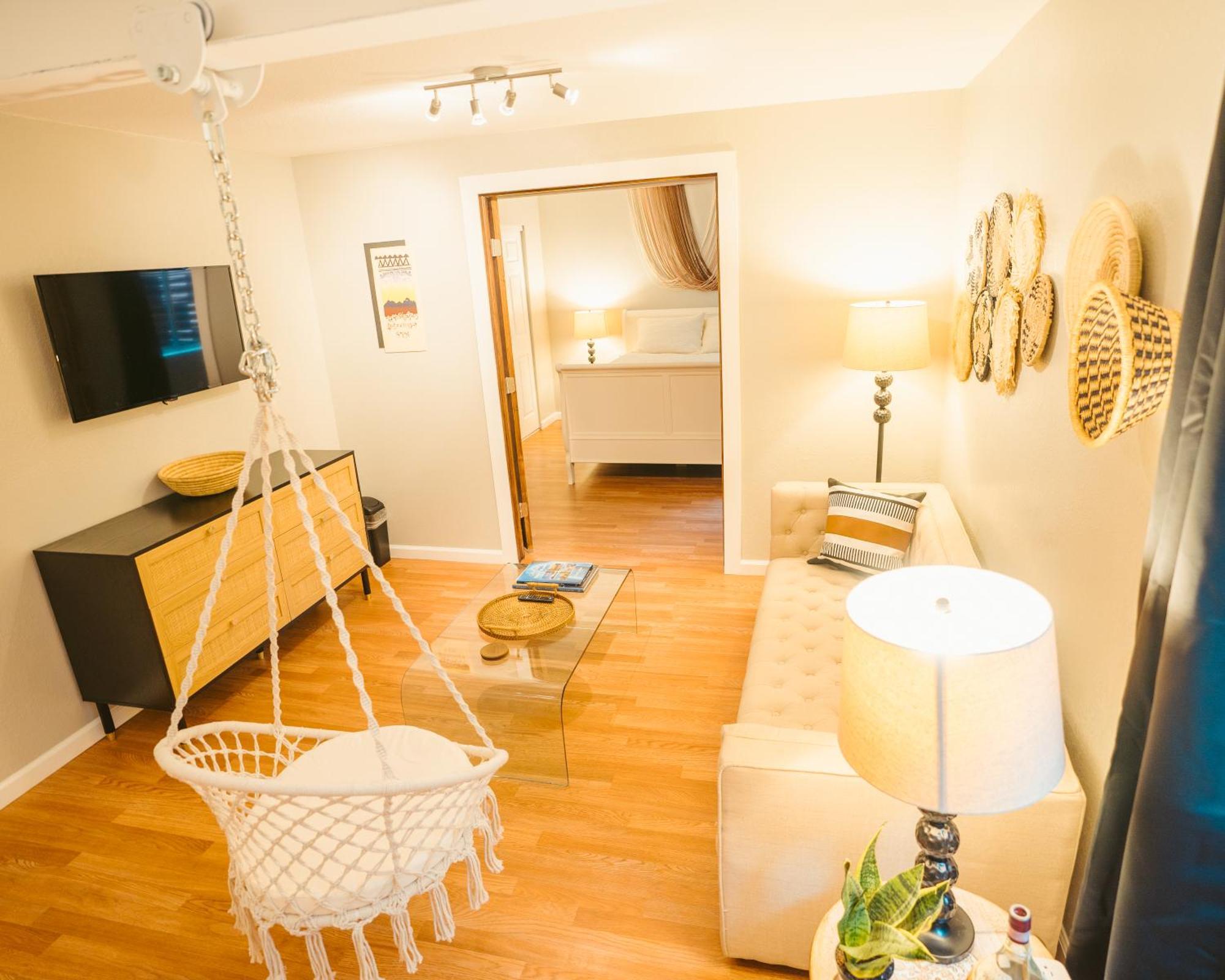 Windsor Retreat Private Basement Suite DEN Exterior photo