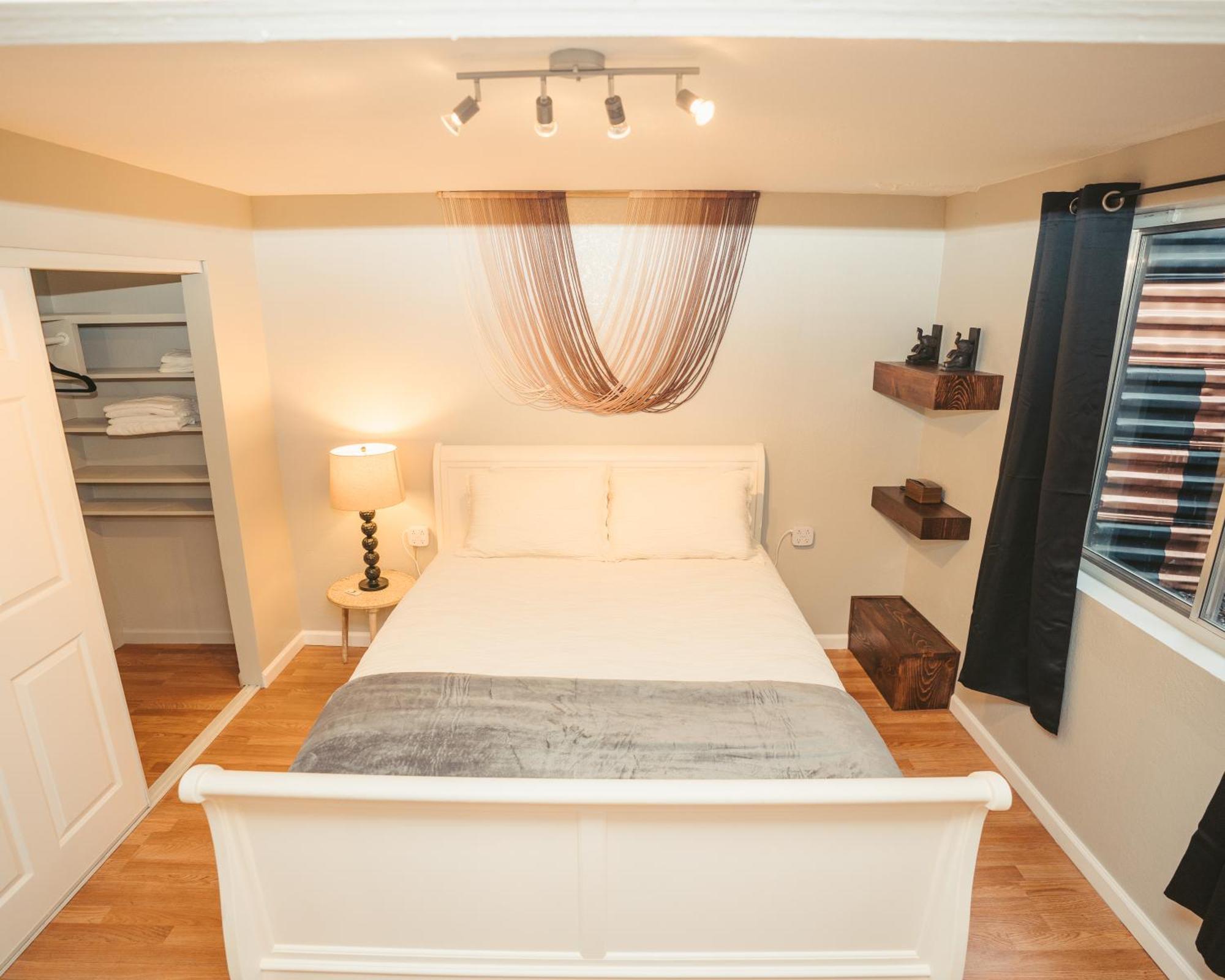 Windsor Retreat Private Basement Suite DEN Exterior photo
